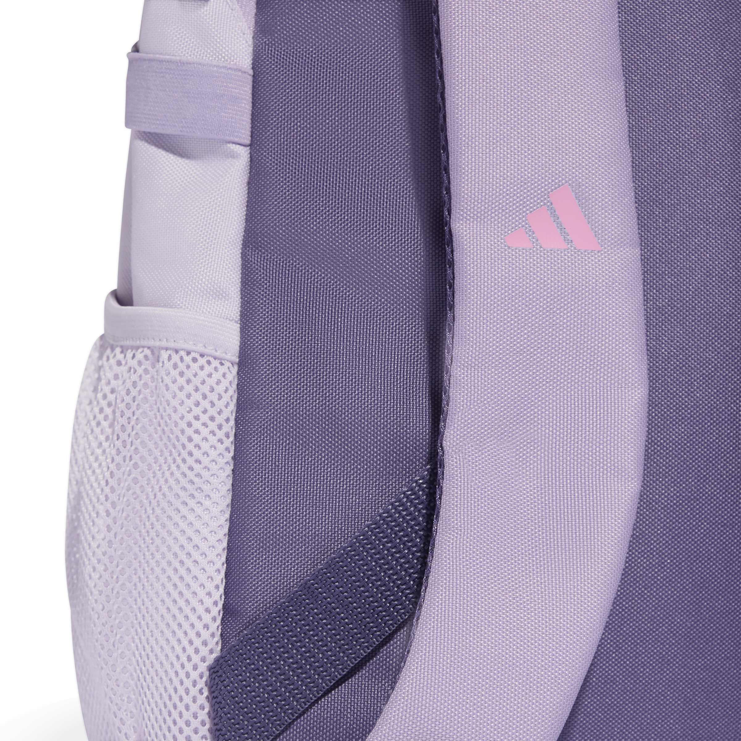 Mochila Adidas roxa com detalhes rosa vista lateral mostrando alças ajustáveis